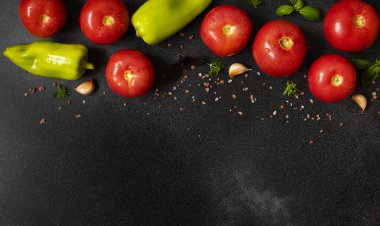 Siyah arka planda taze sebzeler 