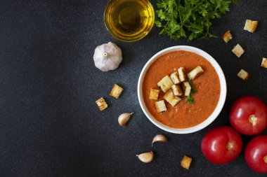 Geleneksel soğuk domates çorbası çorbası. Domates, sarımsak, fesleğen, zeytinyağı. Akdeniz, İspanyol mutfağı