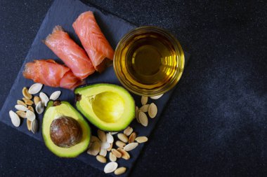 Sağlıklı yağ kaynakları, avokado, somon, fındık, zeytinyağı. Sağlıklı beslenme kavramı.