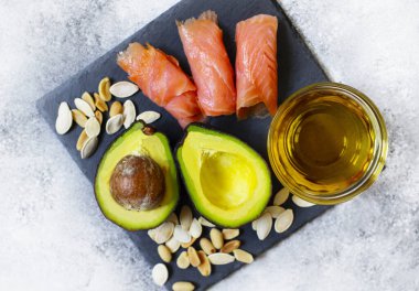 Sağlıklı yağ kaynakları, avokado, somon, fındık, zeytinyağı. Sağlıklı beslenme kavramı.