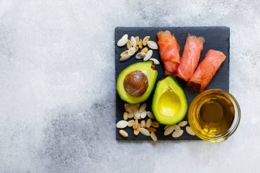 Sağlıklı yağ kaynakları, avokado, somon, fındık, zeytinyağı. Sağlıklı beslenme kavramı.
