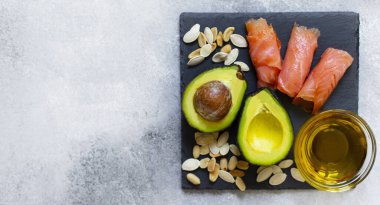 Sağlıklı yağ kaynakları, avokado, somon, fındık, zeytinyağı. Sağlıklı beslenme kavramı.