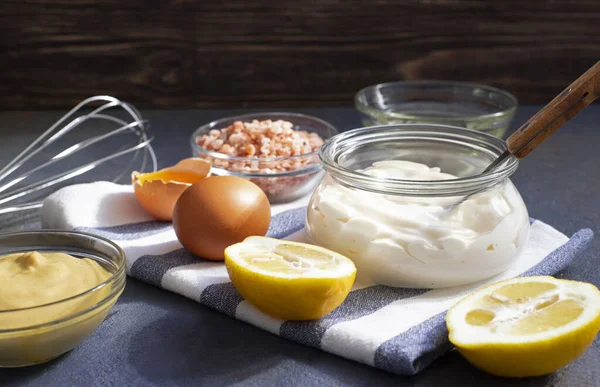 Mayonnaise Sauce Und Zutaten Für Frische Hausgemachte Mayonnaise Dunkler Hintergrund — Stockfoto