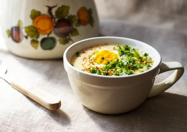 Sopa Tradicional Casera Esmalte Zurek Sopa Pascua Con Huevos Salchichas — Foto de Stock