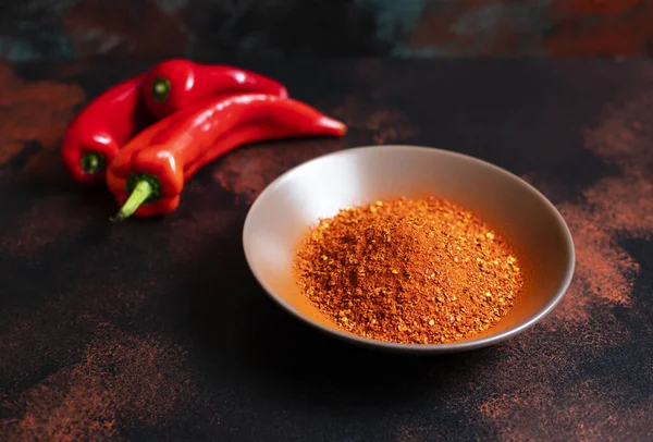 Paprika Prášek Talíři Tmavém Pozadí Jasné Barvy Selektivní Soustředění Detailní — Stock fotografie