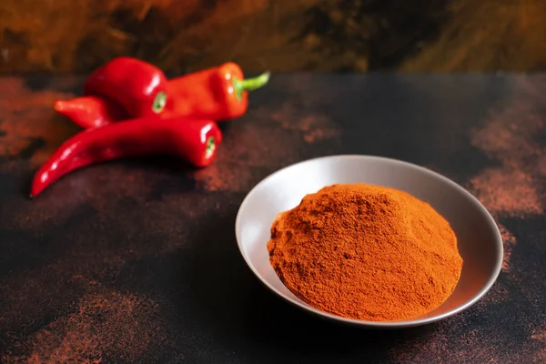 Paprika Prášek Talíři Tmavém Pozadí Selektivní Soustředění Detailní Záběr — Stock fotografie