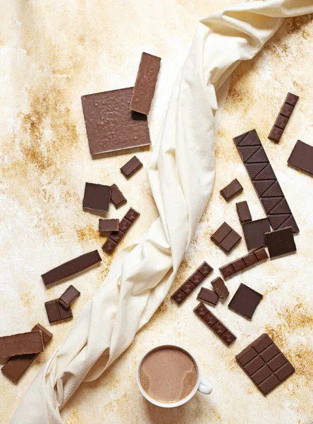 Tasse Kakao Auf Hellem Marmorhintergrund Sortiment Verschiedener Schokoladen Und Kakaopulver — Stockfoto