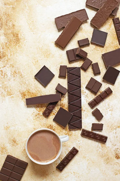 Tasse Kakao Auf Hellem Marmorhintergrund Sortiment Verschiedener Schokoladen Und Kakaopulver — Stockfoto
