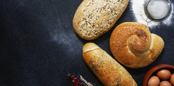 Bakkerij Concept Een Assortiment Van Verschillende Soorten Brood Een Donkere — Stockfoto