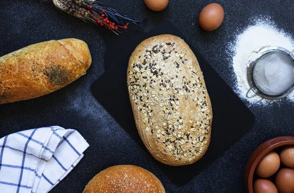 Концепция Пекарни Ассортимент Различных Видов Хлеба Тёмном Фоне Хлеб Корзине — стоковое фото