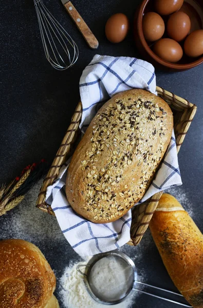Концепция Пекарни Ассортимент Различных Видов Хлеба Тёмном Фоне Хлеб Корзине — стоковое фото