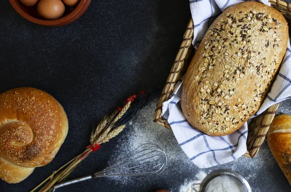 Concepto Panadería Surtido Diferentes Tipos Pan Sobre Fondo Oscuro Pan —  Fotos de Stock