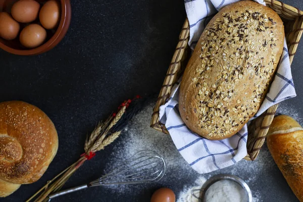 Concepto Panadería Surtido Diferentes Tipos Pan Sobre Fondo Oscuro Pan —  Fotos de Stock