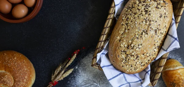 Bakkerij Concept Een Assortiment Van Verschillende Soorten Brood Een Donkere — Stockfoto