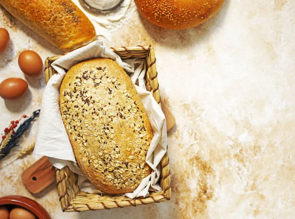 Bakkerij Concept Een Assortiment Van Verschillende Soorten Brood Een Donkere — Stockfoto