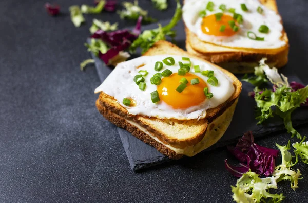 Sanduíches Com Presunto Queijo Ovos Tradicional Croque Madame Francês Sanduíches — Fotografia de Stock