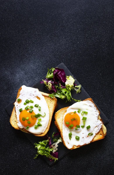 Sanduíches Com Presunto Queijo Ovos Tradicional Croque Madame Francês Sanduíches — Fotografia de Stock