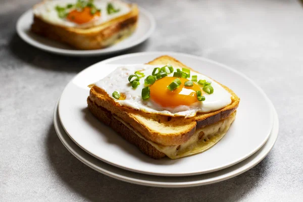 Sanduíches Com Presunto Queijo Ovos Tradicional Francês Croque Madame Sanduíches — Fotografia de Stock
