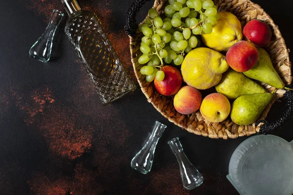 Rakia Lub Rakija Tradycyjnej Bałkańskiej Brandy Owocowej Które Produkują Owoce — Zdjęcie stockowe