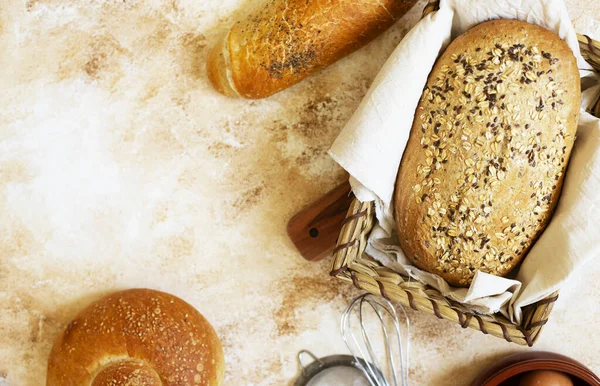 Свежий Вкусный Домашний Хлеб Светлом Фоне — стоковое фото