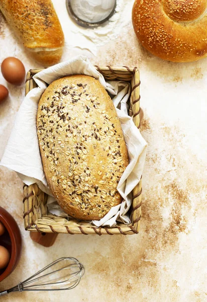 Свежий Вкусный Домашний Хлеб Светлом Фоне — стоковое фото