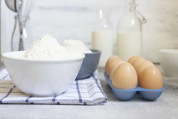 Zutaten Für Den Teig Backzutaten Auf Weißem Hintergrund Eier Milch — Stockfoto