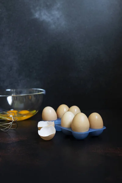 Zutaten Für Omelette Frische Hühnereier Eier Und Eigelb Schüssel Schneebesen — Stockfoto