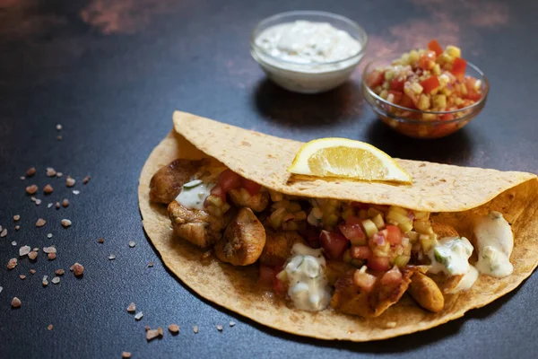 Fajitas Mexicanas Tradicionais Com Frango Legumes Servidos Tortilla Com Molho — Fotografia de Stock