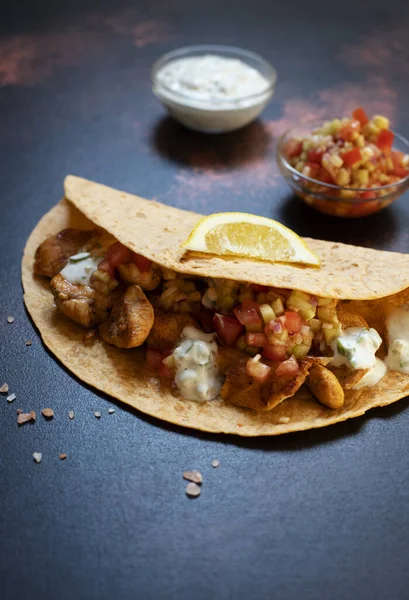 Fajitas Mexicanas Tradicionales Con Pollo Verduras Servidas Tortilla Con Salsa — Foto de Stock