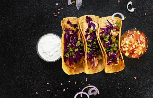 Traditionelle Mexikanische Tacos Mit Huhn Gegrilltem Gemüse Zwiebeln Und Lila — Stockfoto