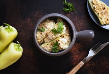 Peynirle doldurulmuş kavrulmuş biber ve fırın tepsisi. Sağlıklı Etsiz Yemek. Balkan mutfağının karakteristik bir yemeği. Sırp mutfağı. Koyu kırsal arkaplan, üst görünüm, boşluk kopyala