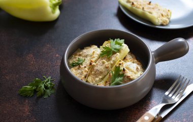 Peynirle doldurulmuş kavrulmuş biber ve fırın tepsisi. Sağlıklı Etsiz Yemek. Balkan mutfağının karakteristik bir yemeği. Sırp mutfağı. Koyu kırsal arkaplan, yakın plan