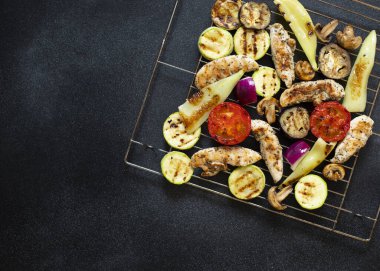Izgara tavuk ve sebze, domates, biber, soğan, patlıcan ve kabak. Sağlıklı diyet yemekleri. Sağlıklı bir akşam yemeği. Az yağlı içerik. Üst görünüm, siyah arkaplan, kopyalama alanı