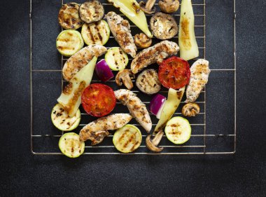 Izgara tavuk ve sebze, domates, biber, soğan, patlıcan ve kabak. Sağlıklı diyet yemekleri. Sağlıklı bir akşam yemeği. Az yağlı içerik. Üst görünüm, siyah arkaplan, kopyalama alanı