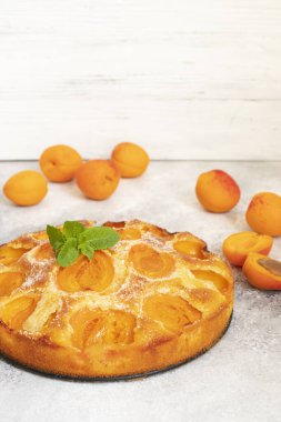 Yaz kayısı turtası ev yapımı lezzetli meyve tatlısı. Kayısı turtası. Meyveli turta. Açık ahşap bir arka plan. Yakın plan. Seçici odaklanma. Boşluğu kopyala