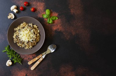Geleneksel İtalyan yemeği arborio pilavı ve mantarlı risotto. Taze fesleğen, mantar ve vişneli domatesle servis edilir. Üst Manzara. Koyu kırsal bir geçmişi var. Metin için boşluk