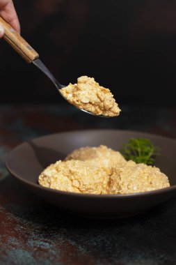 Sırp salatasına peynir ve kırmızı biber, kırmızı biber tozu, doğranmış biber ve kuru biber (aleva) adı verildi. Geleneksel Sırp aperatifi. Salatalı kaşık. Sırp mutfağı. - Yakın çekim. Boşluğu kopyala