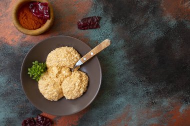 Sırp salatasına peynir ve kırmızı biber, kırmızı biber tozu, doğranmış biber ve kuru biber (aleva) adı verildi. Geleneksel Sırp aperatifi. Sırp mutfağı. Üst Manzara. Boşluğu kopyala