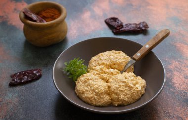 Sırp salatasına peynir ve kırmızı biber, kırmızı biber tozu, doğranmış biber ve kuru biber (aleva) adı verildi. Geleneksel Sırp aperatifi. Salatalı kaşık. Sırp mutfağı. - Yakın çekim. Boşluğu kopyala