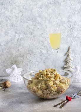 Geleneksel Rus Yeni Yılı ve Noel salatası sebze, et ve mayonez Olivier. Rus salatası. Seçici odaklanma. Hafif arkaplan. Boşluğu kopyala