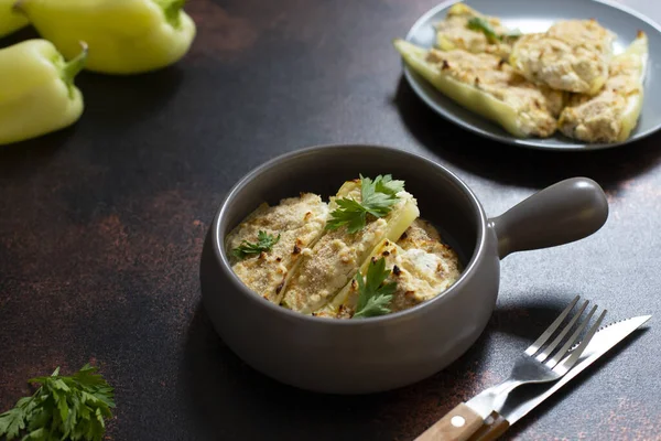 Peynirle doldurulmuş kavrulmuş biber ve fırın tepsisi. Sağlıklı Etsiz Yemek. Balkan mutfağının karakteristik bir yemeği. Sırp mutfağı. Koyu kırsal arkaplan, yakın plan