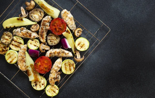 Grillezett Csirke Zöldség Paradicsom Paprika Hagyma Padlizsán Cukkini Egészséges Diétás — Stock Fotó
