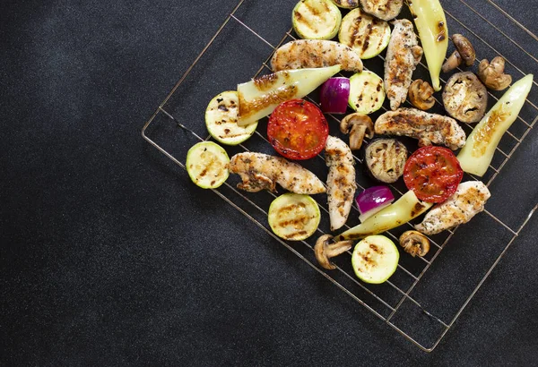 Grillezett Csirke Zöldség Paradicsom Paprika Hagyma Padlizsán Cukkini Egészséges Diétás — Stock Fotó