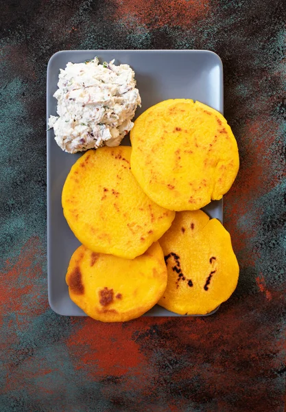 拉丁美洲早餐用奶酪和香草磨碎玉米面团制成 委内瑞拉和哥伦比亚的烹饪 顶部视图 明亮的背景 复制空间 — 图库照片