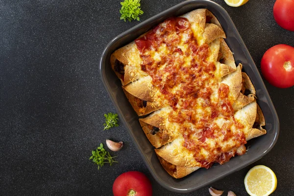 Mexicaanse Enchiladas Met Kip Groenten Maïs Bonen Tomatensaus Kaas Geserveerd — Stockfoto