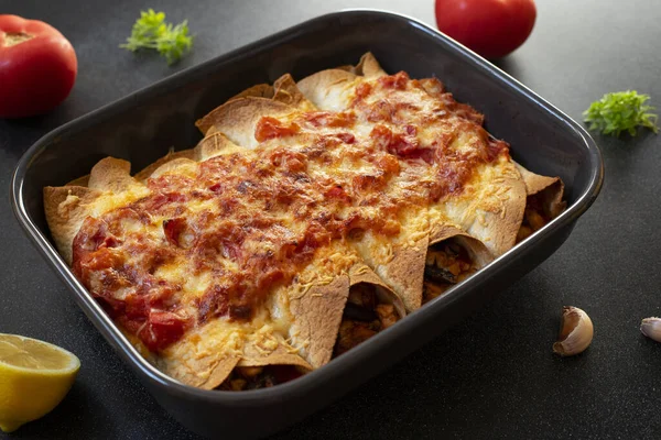 Mexikanische Enchiladas Mit Huhn Gemüse Mais Bohnen Tomatensauce Und Käse — Stockfoto
