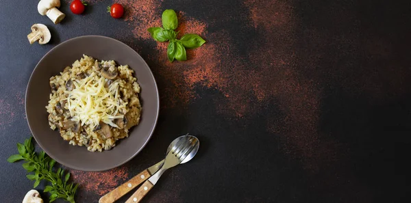 Traditional Italian Dish Rice Arborio Risotto Mushrooms Served Fresh Basil — Stock Photo, Image