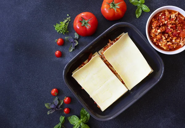 Rezept Für Hausgemachte Italienische Lasagne Mit Tomatensauce Und Fleisch Phasenweise — Stockfoto