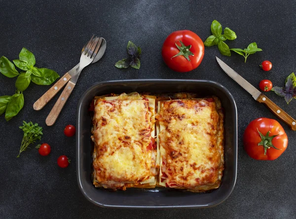 Zelfgemaakte Italiaanse Lasagne Met Tomatensaus Kip Geserveerd Met Tomaten Basilicum — Stockfoto