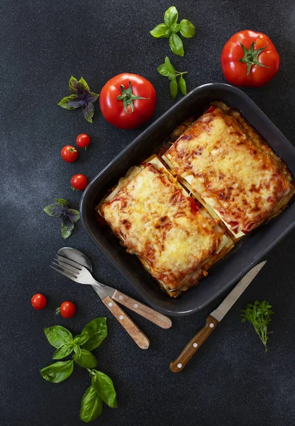 Domácí Italské Lasagne Rajčatovou Omáčkou Kuřecím Masem Podávané Rajčaty Bazalkou — Stock fotografie